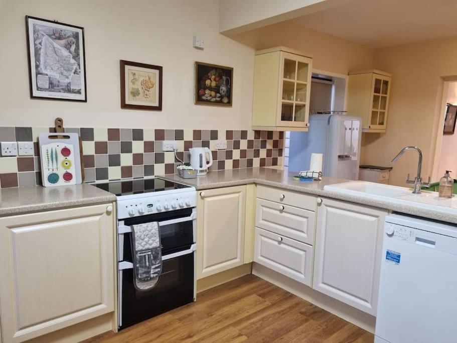 Spacious Detached Home With Beautiful Seaviews, Sleeps 6 Trimingham 外观 照片